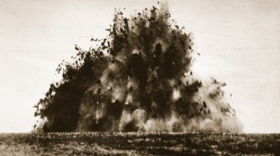 Una gran mina siendo detonada en territorio francés durante la Primera Guerra Mundial de English Photographer